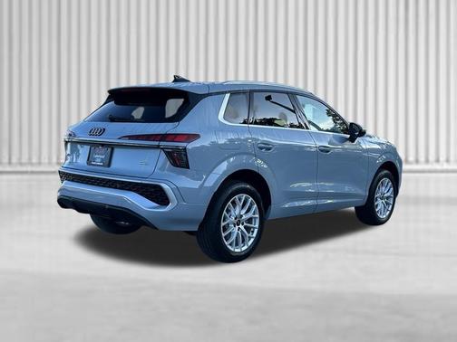 Arrow Gray Pearl Effect 2026 Audi Q3 TFSI quattro S tronic