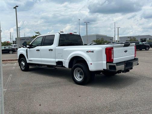 Oxford White 2025 Ford F-350 XLT