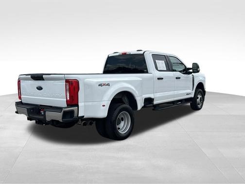 Oxford White 2025 Ford F-350 XLT