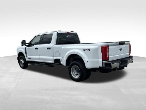 Oxford White 2025 Ford F-350 XLT