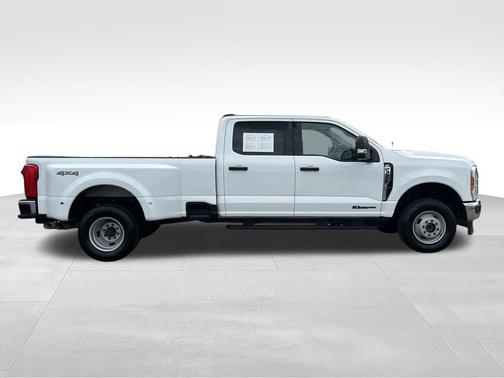 Oxford White 2025 Ford F-350 XLT