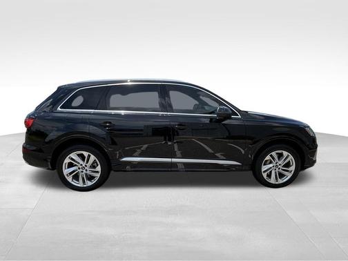 Mythos Black Metallic 2023 Audi Q7 55 Premium Plus