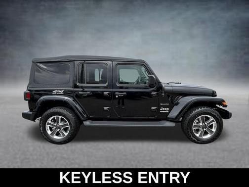 Black Clearcoat 2022 Jeep Wrangler Unlimited Sahara