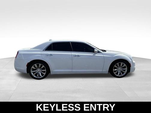 Bright White Clearcoat 2018 Chrysler 300 Limited