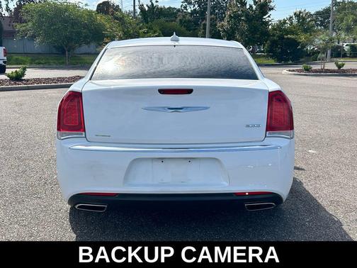 Bright White Clearcoat 2018 Chrysler 300 Limited