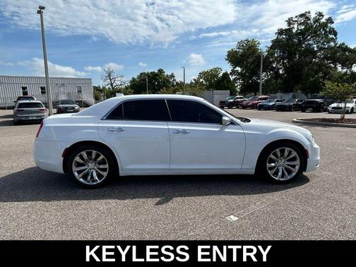 Bright White Clearcoat 2018 Chrysler 300 Limited