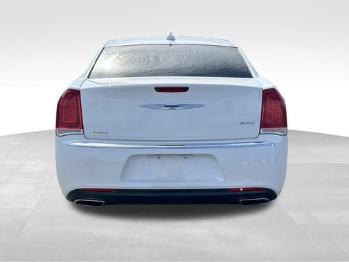 Bright White Clearcoat 2018 Chrysler 300 Limited