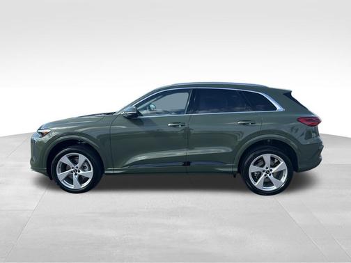 District Green Metallic 2026 Audi Q5 Premium Plus TFSI quattro S tronic