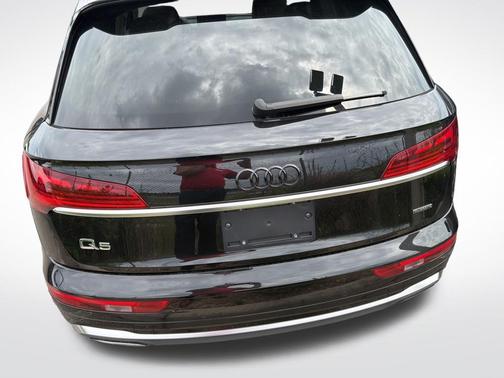 Mythos Black Metallic 2023 Audi Q5 45 S line Premium