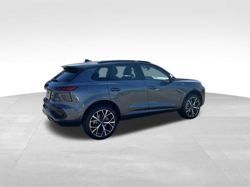 Daytona Gray Pearl Effect 2026 Audi Q3 S line