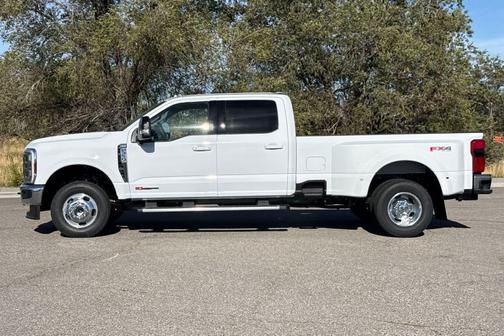 Oxford White 2027 Ford F-350 Lariat