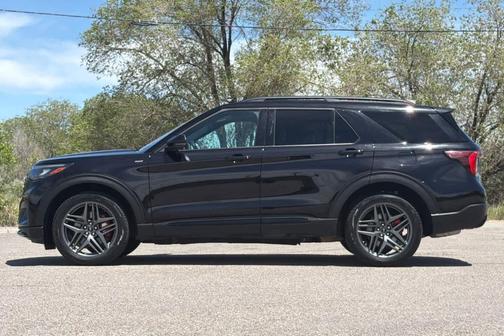 Agate Black Metallic 2025 Ford Explorer ST-Line