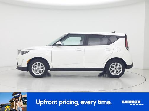 White 2025 Kia Soul LX