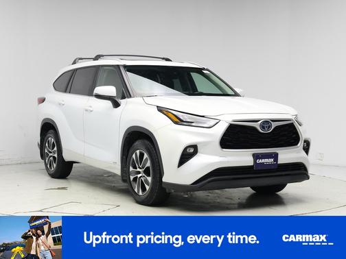 White 2023 Toyota Highlander Hybrid XLE