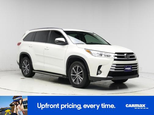 White 2017 Toyota Highlander XLE