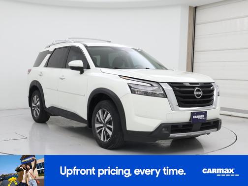 White 2023 Nissan Pathfinder SL