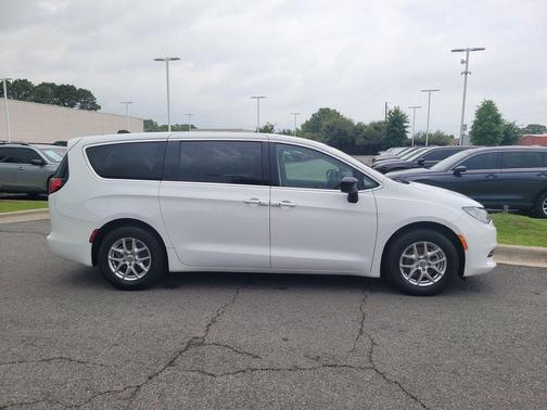 Bright White Clearcoat 2024 Chrysler Voyager LX