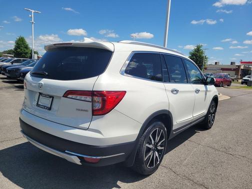 Platinum White Pearl 2022 Honda Pilot Touring 8-Passenger