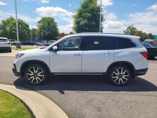 Platinum White Pearl 2022 Honda Pilot Touring 8-Passenger