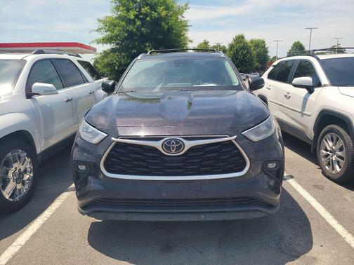 Amber 2020 Toyota Highlander XLE