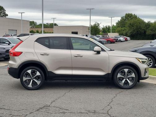 2023 Volvo XC40 B4 Ultimate Bright Theme