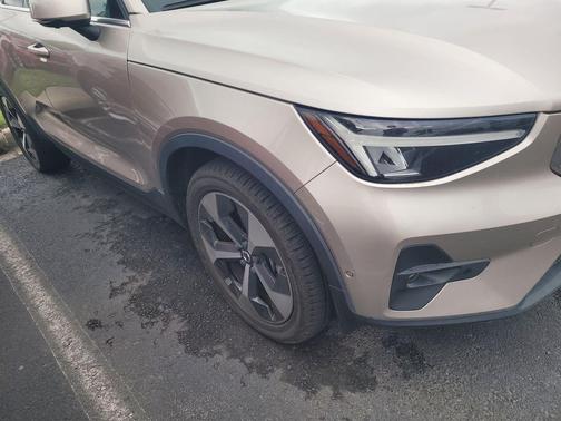 2023 Volvo XC40 B4 Ultimate Bright Theme