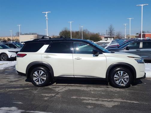 2022 Nissan Pathfinder SL 4WD