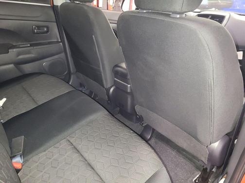 Sunshine Orange Metallic 2025 Mitsubishi Outlander Sport 2.0 ES