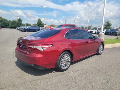 2019 Toyota Camry Hybrid XLE