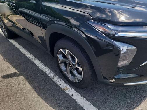 Mosaic Black Metallic 2025 Chevrolet Trax LT