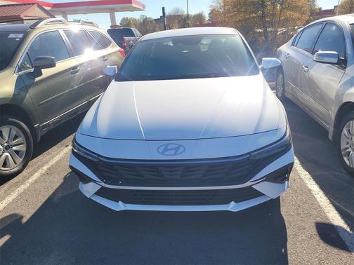 2025 Hyundai ELANTRA SE