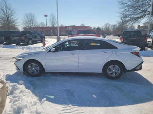 2025 Hyundai ELANTRA SE