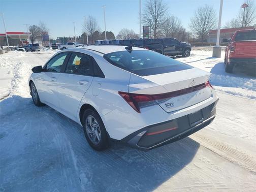 2025 Hyundai ELANTRA SE