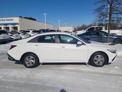 2025 Hyundai ELANTRA SE