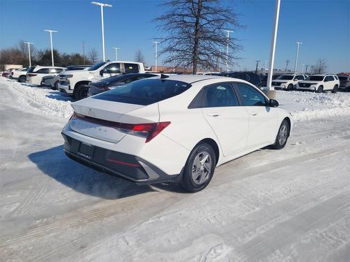 2025 Hyundai ELANTRA SE