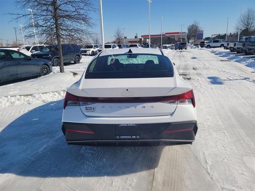 2025 Hyundai ELANTRA SE