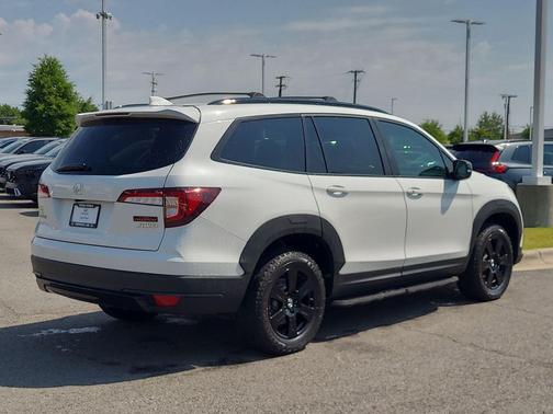 Platinum White Pearl 2022 Honda Pilot AWD TrailSport