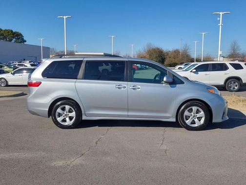 2019 Toyota Sienna LE