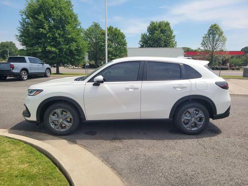 Platinum White Pearl 2027 Honda HR-V LX