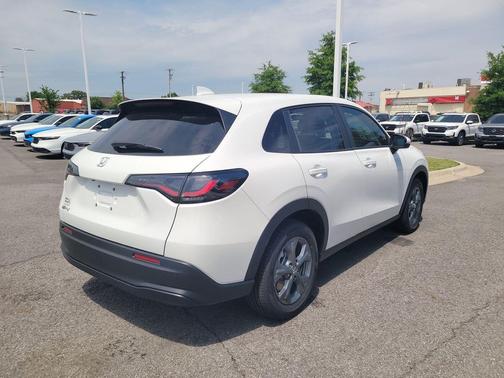 Platinum White Pearl 2027 Honda HR-V LX