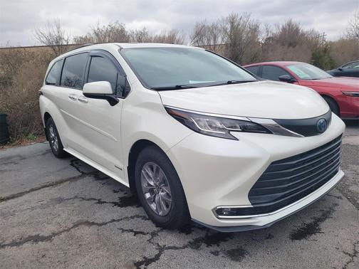 2021 Toyota Sienna XLE 8 Passenger