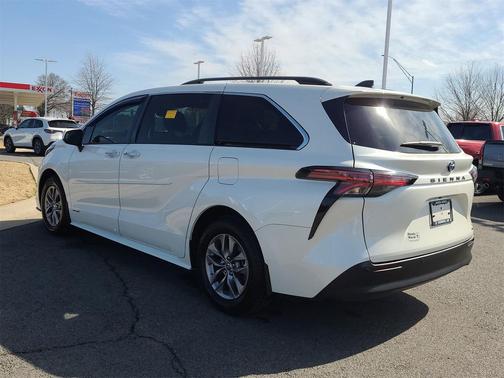 2021 Toyota Sienna XLE 8 Passenger