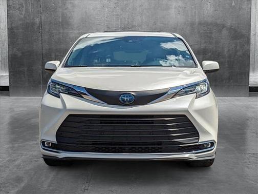 2021 Toyota Sienna XLE 8 Passenger