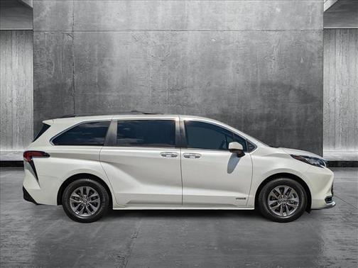 2021 Toyota Sienna XLE 8 Passenger