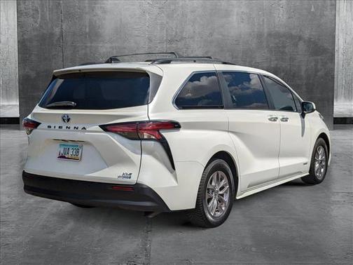 2021 Toyota Sienna XLE 8 Passenger