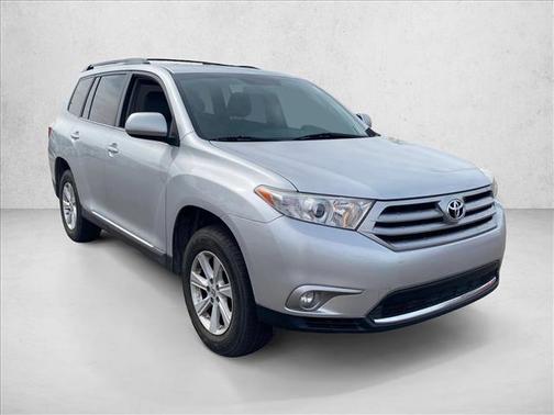 Classic Silver Met 2013 Toyota Highlander SE