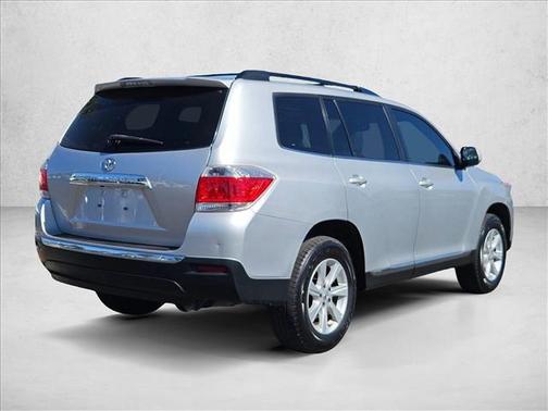 Classic Silver Met 2013 Toyota Highlander SE
