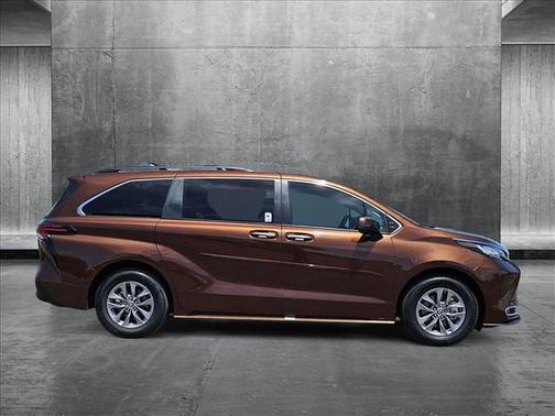 2022 Toyota Sienna XLE 7 Passenger