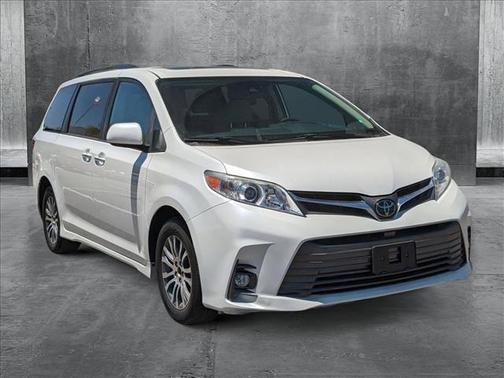 2019 Toyota Sienna XLE