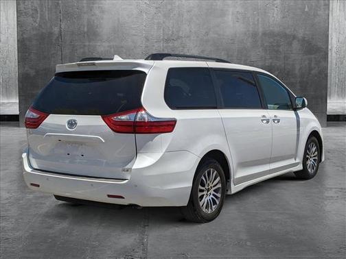 2019 Toyota Sienna XLE